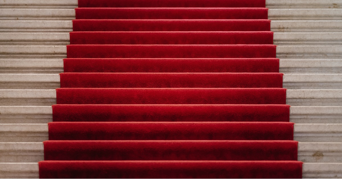 Rec carpet, stairs. Punainen matto ja portaat. Kuva Samuel Zeller/Unsplash.
