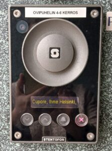 Ovipuhelin Cuporen alaovella. 